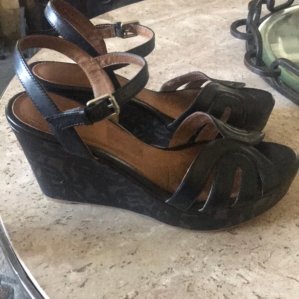Black wedges